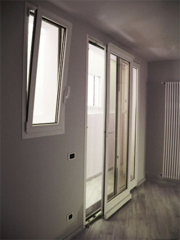 porta finestra scorrevole e finestra con vasista con infissi in alluminio verniciato bianco