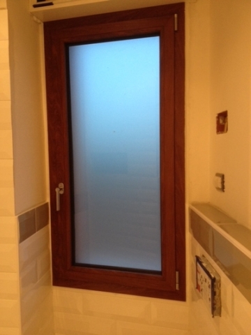 finestra con vetro acidato e infissi in alluminio verniciato legno