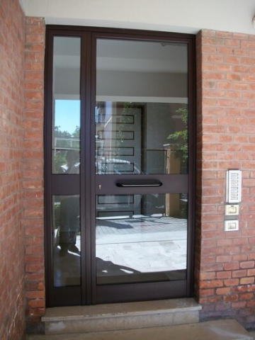 portone condominiale a vetri con infissi in alluminio verniciato scuro