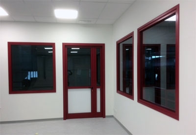 porta e vetrate interne con infissi in alluminio verniciato rosso