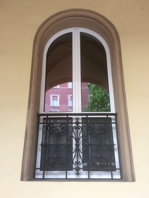 porta finestra con volta arrotondata e infissi in alluminio verniciato bianco