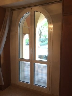 porta finestra con volta arrotondata e infissi in alluminio verniciato bianco