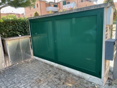 cabina contatori in cemento con sportelli in alluminio verniciato verde