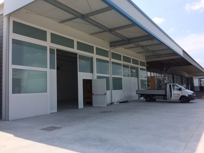 stabilimento con portone scorrevole carrabile in alluminio verniciato