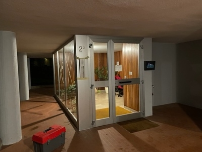 ingresso condominiale con pareti in vetro e infissi in alluminio