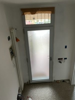 porta con vetro acidato e infissi in alluminio