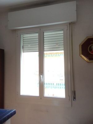 finestra a due ante con infissi in alluminio verniciato bianco
