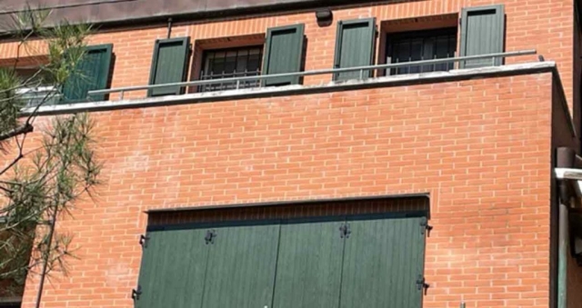 facciata con scuri esterni e infissi in alluminio verniciato RAL colore verde