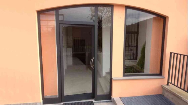portone d'ingresso con volta arrotondata con infisso in alluminio verniciato RAL
