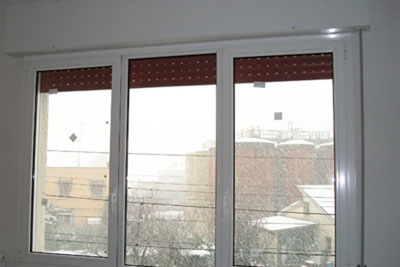 finestra  a tre ante con infissi in alluminio verniciato bianco