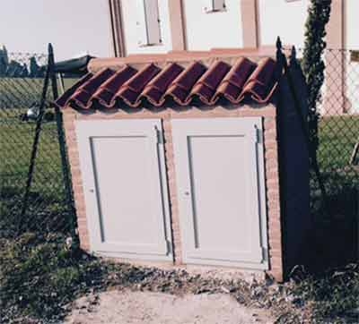 cabina contatori in mattoni con sportelli in alluminio verniciato bianco